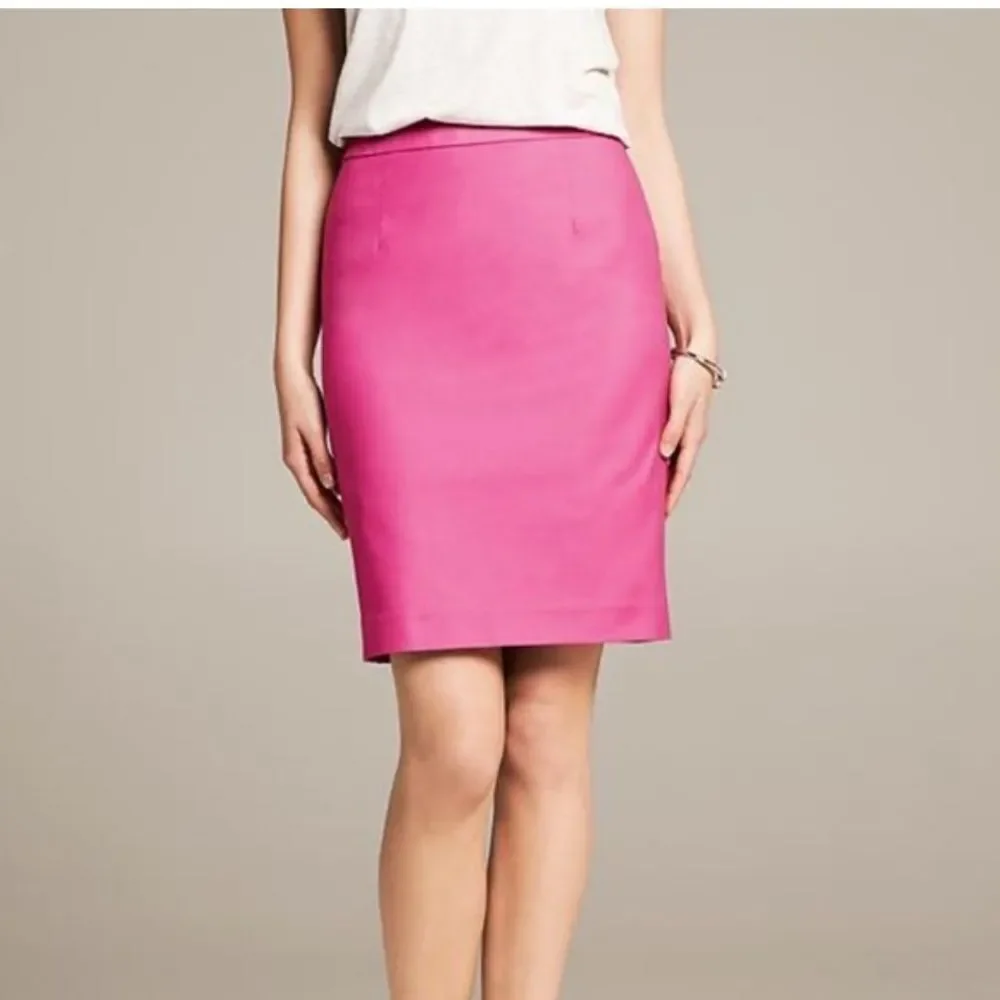 MaxMara size 8 Skirt Hot Pink perfect for your next office day Made in Italy